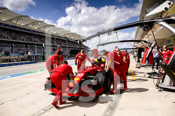 2021-10-23 - 55 SAINZ Carlos (spa), Scuderia Ferrari SF21, pitlane, during the Formula 1 Aramco United States Grand Prix 2021, 17th round of the 2021 FIA Formula One World Championship from October 21 to 24, 2021 on the Circuit of the Americas, in Austin, Texas, United States of American - FORMULA 1 ARAMCO UNITED STATES GRAND PRIX 2021, 17TH ROUND OF THE 2021 FIA FORMULA ONE WORLD CHAMPIONSHIP - FORMULA 1 - MOTORS