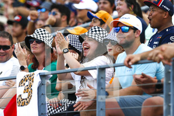 2021-10-23 - spectators, fans during the Formula 1 Aramco United States Grand Prix 2021, 17th round of the 2021 FIA Formula One World Championship from October 21 to 24, 2021 on the Circuit of the Americas, in Austin, Texas, United States of American - FORMULA 1 ARAMCO UNITED STATES GRAND PRIX 2021, 17TH ROUND OF THE 2021 FIA FORMULA ONE WORLD CHAMPIONSHIP - FORMULA 1 - MOTORS