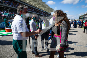 2021-10-24 - SZAFNAUER Otmar (rom), Team Principal and CEO of Aston Martin F1, meeting with WILLIAMS Serena on the starting grid during the Formula 1 Aramco United States Grand Prix 2021, 17th round of the 2021 FIA Formula One World Championship from October 21 to 24, 2021 on the Circuit of the Americas, in Austin, Texas, United States of American - FORMULA 1 ARAMCO UNITED STATES GRAND PRIX 2021, 17TH ROUND OF THE 2021 FIA FORMULA ONE WORLD CHAMPIONSHIP - FORMULA 1 - MOTORS