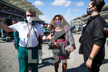 2021-10-24 - SZAFNAUER Otmar (rom), Team Principal and CEO of Aston Martin F1, meeting with WILLIAMS Serena on the starting grid during the Formula 1 Aramco United States Grand Prix 2021, 17th round of the 2021 FIA Formula One World Championship from October 21 to 24, 2021 on the Circuit of the Americas, in Austin, Texas, United States of American - FORMULA 1 ARAMCO UNITED STATES GRAND PRIX 2021, 17TH ROUND OF THE 2021 FIA FORMULA ONE WORLD CHAMPIONSHIP - FORMULA 1 - MOTORS