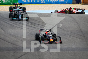 2021-10-24 - HAMILTON Lewis (gbr), Mercedes AMG F1 GP W12 E Performance, VERSTAPPEN Max (ned), Red Bull Racing Honda RB16B, action during the Formula 1 Aramco United States Grand Prix 2021, 17th round of the 2021 FIA Formula One World Championship from October 21 to 24, 2021 on the Circuit of the Americas, in Austin, Texas, United States of American - FORMULA 1 ARAMCO UNITED STATES GRAND PRIX 2021, 17TH ROUND OF THE 2021 FIA FORMULA ONE WORLD CHAMPIONSHIP - FORMULA 1 - MOTORS