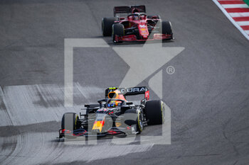 2021-10-24 - PEREZ Sergio (mex), Red Bull Racing Honda RB16B, LECLERC Charles (mco), Scuderia Ferrari SF21, action during the Formula 1 Aramco United States Grand Prix 2021, 17th round of the 2021 FIA Formula One World Championship from October 21 to 24, 2021 on the Circuit of the Americas, in Austin, Texas, United States of American - FORMULA 1 ARAMCO UNITED STATES GRAND PRIX 2021, 17TH ROUND OF THE 2021 FIA FORMULA ONE WORLD CHAMPIONSHIP - FORMULA 1 - MOTORS