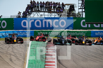 2021-10-24 - Start of the race: VERSTAPPEN Max (ned), Red Bull Racing Honda RB16B, HAMILTON Lewis (gbr), Mercedes AMG F1 GP W12 E Performance, PEREZ Sergio (mex), Red Bull Racing Honda RB16B, action during the Formula 1 Aramco United States Grand Prix 2021, 17th round of the 2021 FIA Formula One World Championship from October 21 to 24, 2021 on the Circuit of the Americas, in Austin, Texas, United States of American - FORMULA 1 ARAMCO UNITED STATES GRAND PRIX 2021, 17TH ROUND OF THE 2021 FIA FORMULA ONE WORLD CHAMPIONSHIP - FORMULA 1 - MOTORS