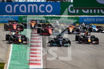 2021-10-24 - Start of the race: HAMILTON Lewis (gbr), Mercedes AMG F1 GP W12 E Performance, VERSTAPPEN Max (ned), Red Bull Racing Honda RB16B, PEREZ Sergio (mex), Red Bull Racing Honda RB16B, action during the Formula 1 Aramco United States Grand Prix 2021, 17th round of the 2021 FIA Formula One World Championship from October 21 to 24, 2021 on the Circuit of the Americas, in Austin, Texas, United States of American - FORMULA 1 ARAMCO UNITED STATES GRAND PRIX 2021, 17TH ROUND OF THE 2021 FIA FORMULA ONE WORLD CHAMPIONSHIP - FORMULA 1 - MOTORS