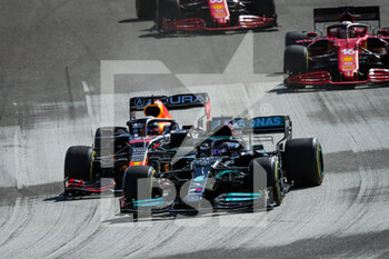 2021-10-24 - Start of the race: HAMILTON Lewis (gbr), Mercedes AMG F1 GP W12 E Performance, VERSTAPPEN Max (ned), Red Bull Racing Honda RB16B, action during the Formula 1 Aramco United States Grand Prix 2021, 17th round of the 2021 FIA Formula One World Championship from October 21 to 24, 2021 on the Circuit of the Americas, in Austin, Texas, United States of American - FORMULA 1 ARAMCO UNITED STATES GRAND PRIX 2021, 17TH ROUND OF THE 2021 FIA FORMULA ONE WORLD CHAMPIONSHIP - FORMULA 1 - MOTORS