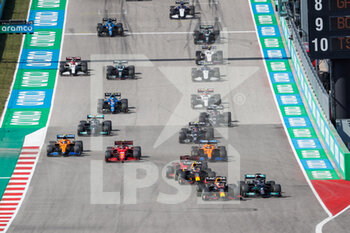 2021-10-24 - start of the race, depart, 44 HAMILTON Lewis (gbr), Mercedes AMG F1 GP W12 E Performance, 33 VERSTAPPEN Max (nld), Red Bull Racing Honda RB16B, 11 PEREZ Sergio (mex), Red Bull Racing Honda RB16B, action during the Formula 1 Aramco United States Grand Prix 2021, 17th round of the 2021 FIA Formula One World Championship from October 21 to 24, 2021 on the Circuit of the Americas, in Austin, Texas, United States of American - FORMULA 1 ARAMCO UNITED STATES GRAND PRIX 2021, 17TH ROUND OF THE 2021 FIA FORMULA ONE WORLD CHAMPIONSHIP - FORMULA 1 - MOTORS