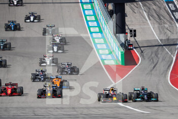 2021-10-24 - start of the race, depart, 44 HAMILTON Lewis (gbr), Mercedes AMG F1 GP W12 E Performance, 33 VERSTAPPEN Max (nld), Red Bull Racing Honda RB16B, 11 PEREZ Sergio (mex), Red Bull Racing Honda RB16B, action during the Formula 1 Aramco United States Grand Prix 2021, 17th round of the 2021 FIA Formula One World Championship from October 21 to 24, 2021 on the Circuit of the Americas, in Austin, Texas, United States of American - FORMULA 1 ARAMCO UNITED STATES GRAND PRIX 2021, 17TH ROUND OF THE 2021 FIA FORMULA ONE WORLD CHAMPIONSHIP - FORMULA 1 - MOTORS