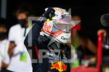 2021-10-24 - VERSTAPPEN Max (ned), Red Bull Racing Honda RB16B, portrait celebrating victory during the Formula 1 Aramco United States Grand Prix 2021, 17th round of the 2021 FIA Formula One World Championship from October 21 to 24, 2021 on the Circuit of the Americas, in Austin, Texas, United States of American - FORMULA 1 ARAMCO UNITED STATES GRAND PRIX 2021, 17TH ROUND OF THE 2021 FIA FORMULA ONE WORLD CHAMPIONSHIP - FORMULA 1 - MOTORS