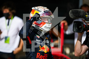 2021-10-24 - VERSTAPPEN Max (ned), Red Bull Racing Honda RB16B, portrait celebrating race victory during the Formula 1 Aramco United States Grand Prix 2021, 17th round of the 2021 FIA Formula One World Championship from October 21 to 24, 2021 on the Circuit of the Americas, in Austin, Texas, United States of American - FORMULA 1 ARAMCO UNITED STATES GRAND PRIX 2021, 17TH ROUND OF THE 2021 FIA FORMULA ONE WORLD CHAMPIONSHIP - FORMULA 1 - MOTORS