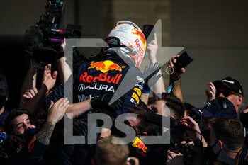 2021-10-24 - VERSTAPPEN Max (ned), Red Bull Racing Honda RB16B, portrait celebrating race victory during the Formula 1 Aramco United States Grand Prix 2021, 17th round of the 2021 FIA Formula One World Championship from October 21 to 24, 2021 on the Circuit of the Americas, in Austin, Texas, United States of American - FORMULA 1 ARAMCO UNITED STATES GRAND PRIX 2021, 17TH ROUND OF THE 2021 FIA FORMULA ONE WORLD CHAMPIONSHIP - FORMULA 1 - MOTORS