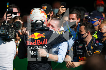 2021-10-24 - VERSTAPPEN Max (ned), Red Bull Racing Honda RB16B, portrait celebrating victory with his father Jos during the Formula 1 Aramco United States Grand Prix 2021, 17th round of the 2021 FIA Formula One World Championship from October 21 to 24, 2021 on the Circuit of the Americas, in Austin, Texas, United States of American - FORMULA 1 ARAMCO UNITED STATES GRAND PRIX 2021, 17TH ROUND OF THE 2021 FIA FORMULA ONE WORLD CHAMPIONSHIP - FORMULA 1 - MOTORS