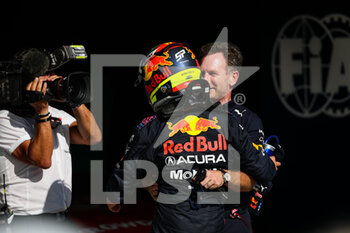 2021-10-24 - VERSTAPPEN Max (ned), Red Bull Racing Honda RB16B, portrait celebrating race victory with HORNER Christian (gbr), Team Principal of Red Bull Racing, portrait during the Formula 1 Aramco United States Grand Prix 2021, 17th round of the 2021 FIA Formula One World Championship from October 21 to 24, 2021 on the Circuit of the Americas, in Austin, Texas, United States of American - FORMULA 1 ARAMCO UNITED STATES GRAND PRIX 2021, 17TH ROUND OF THE 2021 FIA FORMULA ONE WORLD CHAMPIONSHIP - FORMULA 1 - MOTORS