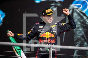 2021-10-24 - PEREZ Sergio (mex), Red Bull Racing Honda RB16B, portrait podium during the Formula 1 Aramco United States Grand Prix 2021, 17th round of the 2021 FIA Formula One World Championship from October 21 to 24, 2021 on the Circuit of the Americas, in Austin, Texas, United States of American - FORMULA 1 ARAMCO UNITED STATES GRAND PRIX 2021, 17TH ROUND OF THE 2021 FIA FORMULA ONE WORLD CHAMPIONSHIP - FORMULA 1 - MOTORS