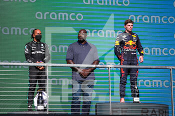2021-10-24 - Podium: HAMILTON Lewis (gbr), Mercedes AMG F1 GP W12 E Performance, VERSTAPPEN Max (ned), Red Bull Racing Honda RB16B, and Shaquille O'Neal during the Formula 1 Aramco United States Grand Prix 2021, 17th round of the 2021 FIA Formula One World Championship from October 21 to 24, 2021 on the Circuit of the Americas, in Austin, Texas, United States of American - FORMULA 1 ARAMCO UNITED STATES GRAND PRIX 2021, 17TH ROUND OF THE 2021 FIA FORMULA ONE WORLD CHAMPIONSHIP - FORMULA 1 - MOTORS