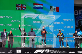 2021-10-24 - Podium: HAMILTON Lewis (gbr), Mercedes AMG F1 GP W12 E Performance, VERSTAPPEN Max (ned), Red Bull Racing Honda RB16B, PEREZ Sergio (mex), Red Bull Racing Honda RB16B, and Shaquille O'Neal during the Formula 1 Aramco United States Grand Prix 2021, 17th round of the 2021 FIA Formula One World Championship from October 21 to 24, 2021 on the Circuit of the Americas, in Austin, Texas, United States of American - FORMULA 1 ARAMCO UNITED STATES GRAND PRIX 2021, 17TH ROUND OF THE 2021 FIA FORMULA ONE WORLD CHAMPIONSHIP - FORMULA 1 - MOTORS