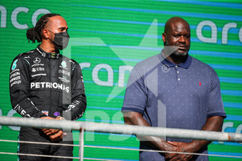 2021-10-24 - Podium: HAMILTON Lewis (gbr), Mercedes AMG F1 GP W12 E Performance, and Shaquille O'Neal during the Formula 1 Aramco United States Grand Prix 2021, 17th round of the 2021 FIA Formula One World Championship from October 21 to 24, 2021 on the Circuit of the Americas, in Austin, Texas, United States of American - FORMULA 1 ARAMCO UNITED STATES GRAND PRIX 2021, 17TH ROUND OF THE 2021 FIA FORMULA ONE WORLD CHAMPIONSHIP - FORMULA 1 - MOTORS