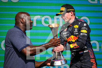 2021-10-24 - Podium: VERSTAPPEN Max (ned), Red Bull Racing Honda RB16B, and Shaquille O'Neal during the Formula 1 Aramco United States Grand Prix 2021, 17th round of the 2021 FIA Formula One World Championship from October 21 to 24, 2021 on the Circuit of the Americas, in Austin, Texas, United States of American - FORMULA 1 ARAMCO UNITED STATES GRAND PRIX 2021, 17TH ROUND OF THE 2021 FIA FORMULA ONE WORLD CHAMPIONSHIP - FORMULA 1 - MOTORS