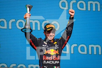 2021-10-24 - PEREZ Sergio (mex), Red Bull Racing Honda RB16B, portrait podium during the Formula 1 Aramco United States Grand Prix 2021, 17th round of the 2021 FIA Formula One World Championship from October 21 to 24, 2021 on the Circuit of the Americas, in Austin, Texas, United States of American - FORMULA 1 ARAMCO UNITED STATES GRAND PRIX 2021, 17TH ROUND OF THE 2021 FIA FORMULA ONE WORLD CHAMPIONSHIP - FORMULA 1 - MOTORS