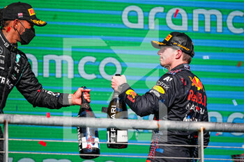2021-10-24 - VERSTAPPEN Max (ned), Red Bull Racing Honda RB16B, portrait celebrating victory with HAMILTON Lewis (gbr), Mercedes AMG F1 GP W12 E Performance, during the Formula 1 Aramco United States Grand Prix 2021, 17th round of the 2021 FIA Formula One World Championship from October 21 to 24, 2021 on the Circuit of the Americas, in Austin, Texas, United States of American - FORMULA 1 ARAMCO UNITED STATES GRAND PRIX 2021, 17TH ROUND OF THE 2021 FIA FORMULA ONE WORLD CHAMPIONSHIP - FORMULA 1 - MOTORS