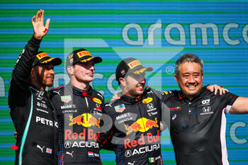2021-10-24 - Podium: HAMILTON Lewis (gbr), Mercedes AMG F1 GP W12 E Performance, VERSTAPPEN Max (ned), Red Bull Racing Honda RB16B, PEREZ Sergio (mex), Red Bull Racing Honda RB16B, and Shaquille O'Neal during the Formula 1 Aramco United States Grand Prix 2021, 17th round of the 2021 FIA Formula One World Championship from October 21 to 24, 2021 on the Circuit of the Americas, in Austin, Texas, United States of American - FORMULA 1 ARAMCO UNITED STATES GRAND PRIX 2021, 17TH ROUND OF THE 2021 FIA FORMULA ONE WORLD CHAMPIONSHIP - FORMULA 1 - MOTORS