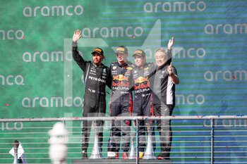 2021-10-24 - podium HAMILTON Lewis (gbr), Mercedes AMG F1 GP W12 E Performance, VERSTAPPEN Max (ned), Red Bull Racing Honda RB16B, PEREZ Sergio (mex), Red Bull Racing Honda RB16B, YAMAMOTO Masashi, Managing Director of Honda Racing F1, portrait during the Formula 1 Aramco United States Grand Prix 2021, 17th round of the 2021 FIA Formula One World Championship from October 21 to 24, 2021 on the Circuit of the Americas, in Austin, Texas, United States of American - FORMULA 1 ARAMCO UNITED STATES GRAND PRIX 2021, 17TH ROUND OF THE 2021 FIA FORMULA ONE WORLD CHAMPIONSHIP - FORMULA 1 - MOTORS