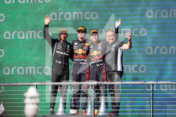 2021-10-24 - VERSTAPPEN Max (ned), Red Bull Racing Honda RB16B, HAMILTON Lewis (gbr), Mercedes AMG F1 GP W12 E Performance, PEREZ Sergio (mex), Red Bull Racing Honda RB16B, YAMAMOTO Masashi, Managing Director of Honda Racing F1, portrait podium during the Formula 1 Aramco United States Grand Prix 2021, 17th round of the 2021 FIA Formula One World Championship from October 21 to 24, 2021 on the Circuit of the Americas, in Austin, Texas, United States of American - FORMULA 1 ARAMCO UNITED STATES GRAND PRIX 2021, 17TH ROUND OF THE 2021 FIA FORMULA ONE WORLD CHAMPIONSHIP - FORMULA 1 - MOTORS
