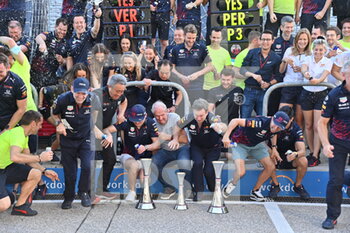2021-10-24 - celebration NEWEY Adrian, Chief Technical Officer of Red Bull Racing, MARKO Helmut (aut), Driversâ?? Manager of Red Bull Racing, HORNER Christian (gbr), Team Principal of Red Bull Racing, VERSTAPPEN Max (ned), Red Bull Racing Honda RB16B, PEREZ Sergio (mex), Red Bull Racing Honda RB16B, portrait during the Formula 1 Aramco United States Grand Prix 2021, 17th round of the 2021 FIA Formula One World Championship from October 21 to 24, 2021 on the Circuit of the Americas, in Austin, Texas, United States of American - FORMULA 1 ARAMCO UNITED STATES GRAND PRIX 2021, 17TH ROUND OF THE 2021 FIA FORMULA ONE WORLD CHAMPIONSHIP - FORMULA 1 - MOTORS