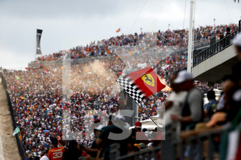 2021-10-24 - spectators, fans, ferrari during the Formula 1 Aramco United States Grand Prix 2021, 17th round of the 2021 FIA Formula One World Championship from October 21 to 24, 2021 on the Circuit of the Americas, in Austin, Texas, United States of American - FORMULA 1 ARAMCO UNITED STATES GRAND PRIX 2021, 17TH ROUND OF THE 2021 FIA FORMULA ONE WORLD CHAMPIONSHIP - FORMULA 1 - MOTORS