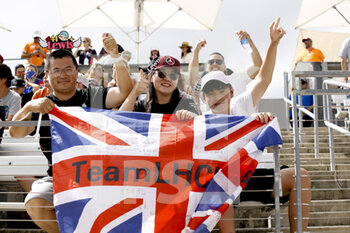 2021-10-24 - spectators, fans HAMILTON Lewis (gbr), Mercedes AMG F1 GP W12 E Performance, during the Formula 1 Aramco United States Grand Prix 2021, 17th round of the 2021 FIA Formula One World Championship from October 21 to 24, 2021 on the Circuit of the Americas, in Austin, Texas, United States of American - FORMULA 1 ARAMCO UNITED STATES GRAND PRIX 2021, 17TH ROUND OF THE 2021 FIA FORMULA ONE WORLD CHAMPIONSHIP - FORMULA 1 - MOTORS