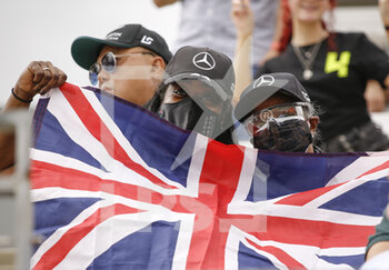 2021-10-24 - spectators, fans HAMILTON Lewis (gbr), Mercedes AMG F1 GP W12 E Performance, during the Formula 1 Aramco United States Grand Prix 2021, 17th round of the 2021 FIA Formula One World Championship from October 21 to 24, 2021 on the Circuit of the Americas, in Austin, Texas, United States of American - FORMULA 1 ARAMCO UNITED STATES GRAND PRIX 2021, 17TH ROUND OF THE 2021 FIA FORMULA ONE WORLD CHAMPIONSHIP - FORMULA 1 - MOTORS