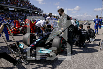2021-10-24 - starting grid, grille de depart, 44 HAMILTON Lewis (gbr), Mercedes AMG F1 GP W12 E Performance, during the Formula 1 Aramco United States Grand Prix 2021, 17th round of the 2021 FIA Formula One World Championship from October 21 to 24, 2021 on the Circuit of the Americas, in Austin, Texas, United States of American - FORMULA 1 ARAMCO UNITED STATES GRAND PRIX 2021, 17TH ROUND OF THE 2021 FIA FORMULA ONE WORLD CHAMPIONSHIP - FORMULA 1 - MOTORS