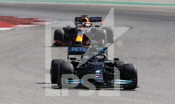 2021-10-24 - 44 HAMILTON Lewis (gbr), Mercedes AMG F1 GP W12 E Performance, 33 VERSTAPPEN Max (nld), Red Bull Racing Honda RB16B, action during the Formula 1 Aramco United States Grand Prix 2021, 17th round of the 2021 FIA Formula One World Championship from October 21 to 24, 2021 on the Circuit of the Americas, in Austin, Texas, United States of American - FORMULA 1 ARAMCO UNITED STATES GRAND PRIX 2021, 17TH ROUND OF THE 2021 FIA FORMULA ONE WORLD CHAMPIONSHIP - FORMULA 1 - MOTORS