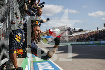 2021-10-24 - Red Bull Racing Honda RB16B, celebration, mechanic, mecanicien during the Formula 1 Aramco United States Grand Prix 2021, 17th round of the 2021 FIA Formula One World Championship from October 21 to 24, 2021 on the Circuit of the Americas, in Austin, Texas, United States of American - FORMULA 1 ARAMCO UNITED STATES GRAND PRIX 2021, 17TH ROUND OF THE 2021 FIA FORMULA ONE WORLD CHAMPIONSHIP - FORMULA 1 - MOTORS