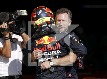 2021-10-24 - HORNER Christian (gbr), Team Principal of Red Bull Racing, PEREZ Sergio (mex), Red Bull Racing Honda RB16B, portrait during the Formula 1 Aramco United States Grand Prix 2021, 17th round of the 2021 FIA Formula One World Championship from October 21 to 24, 2021 on the Circuit of the Americas, in Austin, Texas, United States of American - FORMULA 1 ARAMCO UNITED STATES GRAND PRIX 2021, 17TH ROUND OF THE 2021 FIA FORMULA ONE WORLD CHAMPIONSHIP - FORMULA 1 - MOTORS