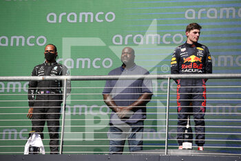 2021-10-24 - podium Shaquille O'Neal, HAMILTON Lewis (gbr), Mercedes AMG F1 GP W12 E Performance, VERSTAPPEN Max (ned), Red Bull Racing Honda RB16B, portrait during the Formula 1 Aramco United States Grand Prix 2021, 17th round of the 2021 FIA Formula One World Championship from October 21 to 24, 2021 on the Circuit of the Americas, in Austin, Texas, United States of American - FORMULA 1 ARAMCO UNITED STATES GRAND PRIX 2021, 17TH ROUND OF THE 2021 FIA FORMULA ONE WORLD CHAMPIONSHIP - FORMULA 1 - MOTORS