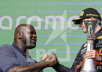 2021-10-24 - Shaquille O'Neal, VERSTAPPEN Max (ned), Red Bull Racing Honda RB16B, portrait during the Formula 1 Aramco United States Grand Prix 2021, 17th round of the 2021 FIA Formula One World Championship from October 21 to 24, 2021 on the Circuit of the Americas, in Austin, Texas, United States of American - FORMULA 1 ARAMCO UNITED STATES GRAND PRIX 2021, 17TH ROUND OF THE 2021 FIA FORMULA ONE WORLD CHAMPIONSHIP - FORMULA 1 - MOTORS
