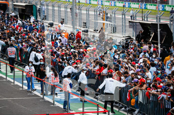 2021-11-04 - spectators, fans, crowd, foule, pitlane, during the Formula 1 Gran Premio De La Ciudad De Mexico 2021, Mexico City Grand Prix, 18th round of the 2021 FIA Formula One World Championship from November 5 to 7, 2021 on the Autodromo Hermanos Rodriguez, in Mexico City, Mexico - FORMULA 1 GRAN PREMIO DE LA CIUDAD DE MEXICO 2021, MEXICO CITY GRAND PRIX, 18TH ROUND OF THE 2021 FIA FORMULA ONE WORLD CHAMPIONSHIP - FORMULA 1 - MOTORS