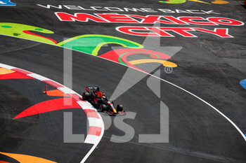2021-11-04 - 33 VERSTAPPEN Max (nld), Red Bull Racing Honda RB16B, action during the Formula 1 Gran Premio De La Ciudad De Mexico 2021, Mexico City Grand Prix, 18th round of the 2021 FIA Formula One World Championship from November 5 to 7, 2021 on the Autodromo Hermanos Rodriguez, in Mexico City, Mexico - FORMULA 1 GRAN PREMIO DE LA CIUDAD DE MEXICO 2021, MEXICO CITY GRAND PRIX, 18TH ROUND OF THE 2021 FIA FORMULA ONE WORLD CHAMPIONSHIP - FORMULA 1 - MOTORS