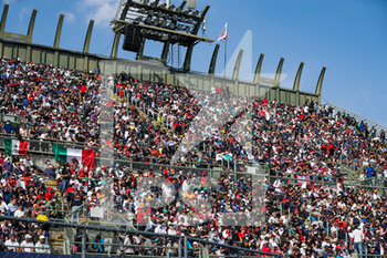 2021-11-05 - The fans in the grandstands during the Formula 1 Gran Premio De La Ciudad De Mexico 2021, Mexico City Grand Prix, 18th round of the 2021 FIA Formula One World Championship from November 5 to 7, 2021 on the Autodromo Hermanos Rodriguez, in Mexico City, Mexico - FORMULA 1 GRAN PREMIO DE LA CIUDAD DE MEXICO 2021, MEXICO CITY GRAND PRIX, 18TH ROUND OF THE 2021 FIA FORMULA ONE WORLD CHAMPIONSHIP - FORMULA 1 - MOTORS