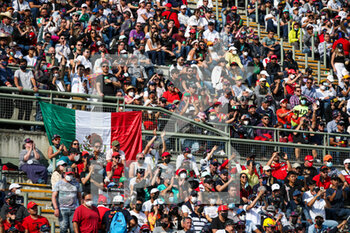 2021-11-05 - Fans in the grandstands stadium during the Formula 1 Gran Premio De La Ciudad De Mexico 2021, Mexico City Grand Prix, 18th round of the 2021 FIA Formula One World Championship from November 5 to 7, 2021 on the Autodromo Hermanos Rodriguez, in Mexico City, Mexico - FORMULA 1 GRAN PREMIO DE LA CIUDAD DE MEXICO 2021, MEXICO CITY GRAND PRIX, 18TH ROUND OF THE 2021 FIA FORMULA ONE WORLD CHAMPIONSHIP - FORMULA 1 - MOTORS