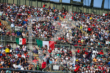 2021-11-05 - Fans in the grandstands stadium during the Formula 1 Gran Premio De La Ciudad De Mexico 2021, Mexico City Grand Prix, 18th round of the 2021 FIA Formula One World Championship from November 5 to 7, 2021 on the Autodromo Hermanos Rodriguez, in Mexico City, Mexico - FORMULA 1 GRAN PREMIO DE LA CIUDAD DE MEXICO 2021, MEXICO CITY GRAND PRIX, 18TH ROUND OF THE 2021 FIA FORMULA ONE WORLD CHAMPIONSHIP - FORMULA 1 - MOTORS