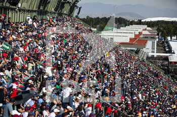 2021-11-06 - The crowd of fans in the grandstands of the stadium during the Formula 1 Gran Premio De La Ciudad De Mexico 2021, Mexico City Grand Prix, 18th round of the 2021 FIA Formula One World Championship from November 5 to 7, 2021 on the Autodromo Hermanos Rodriguez, in Mexico City, Mexico - FORMULA 1 GRAN PREMIO DE LA CIUDAD DE MEXICO 2021, MEXICO CITY GRAND PRIX, 18TH ROUND OF THE 2021 FIA FORMULA ONE WORLD CHAMPIONSHIP - FORMULA 1 - MOTORS