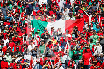 2021-11-07 - spectators, fans during the Formula 1 Gran Premio De La Ciudad De Mexico 2021, Mexico City Grand Prix, 18th round of the 2021 FIA Formula One World Championship from November 5 to 7, 2021 on the Autodromo Hermanos Rodriguez, in Mexico City, Mexico - FORMULA 1 GRAN PREMIO DE LA CIUDAD DE MEXICO 2021, MEXICO CITY GRAND PRIX, 18TH ROUND OF THE 2021 FIA FORMULA ONE WORLD CHAMPIONSHIP - FORMULA 1 - MOTORS