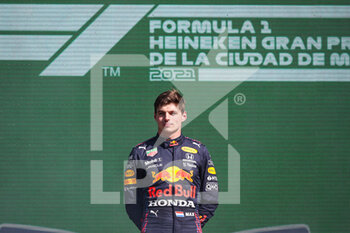 2021-11-07 - VERSTAPPEN Max (ned), Red Bull Racing Honda RB16B, portrait celebrating victory on the podium during the Formula 1 Gran Premio De La Ciudad De Mexico 2021, Mexico City Grand Prix, 18th round of the 2021 FIA Formula One World Championship from November 5 to 7, 2021 on the Autodromo Hermanos Rodriguez, in Mexico City, Mexico - FORMULA 1 GRAN PREMIO DE LA CIUDAD DE MEXICO 2021, MEXICO CITY GRAND PRIX, 18TH ROUND OF THE 2021 FIA FORMULA ONE WORLD CHAMPIONSHIP - FORMULA 1 - MOTORS