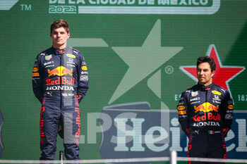 2021-11-07 - VERSTAPPEN Max (ned), Red Bull Racing Honda RB16B, portrait celebrating victory on the podium with PEREZ Sergio (mex), Red Bull Racing Honda RB16B, during the Formula 1 Gran Premio De La Ciudad De Mexico 2021, Mexico City Grand Prix, 18th round of the 2021 FIA Formula One World Championship from November 5 to 7, 2021 on the Autodromo Hermanos Rodriguez, in Mexico City, Mexico - FORMULA 1 GRAN PREMIO DE LA CIUDAD DE MEXICO 2021, MEXICO CITY GRAND PRIX, 18TH ROUND OF THE 2021 FIA FORMULA ONE WORLD CHAMPIONSHIP - FORMULA 1 - MOTORS