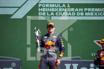 2021-11-07 - VERSTAPPEN Max (ned), Red Bull Racing Honda RB16B, portrait celebrating victory on the podium during the Formula 1 Gran Premio De La Ciudad De Mexico 2021, Mexico City Grand Prix, 18th round of the 2021 FIA Formula One World Championship from November 5 to 7, 2021 on the Autodromo Hermanos Rodriguez, in Mexico City, Mexico - FORMULA 1 GRAN PREMIO DE LA CIUDAD DE MEXICO 2021, MEXICO CITY GRAND PRIX, 18TH ROUND OF THE 2021 FIA FORMULA ONE WORLD CHAMPIONSHIP - FORMULA 1 - MOTORS