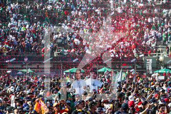 2021-11-07 - Fans in the grandstands and on the track during the Formula 1 Gran Premio De La Ciudad De Mexico 2021, Mexico City Grand Prix, 18th round of the 2021 FIA Formula One World Championship from November 5 to 7, 2021 on the Autodromo Hermanos Rodriguez, in Mexico City, Mexico - FORMULA 1 GRAN PREMIO DE LA CIUDAD DE MEXICO 2021, MEXICO CITY GRAND PRIX, 18TH ROUND OF THE 2021 FIA FORMULA ONE WORLD CHAMPIONSHIP - FORMULA 1 - MOTORS