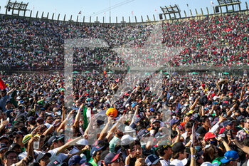 2021-11-07 - Fans in the grandstands and on the track during the Formula 1 Gran Premio De La Ciudad De Mexico 2021, Mexico City Grand Prix, 18th round of the 2021 FIA Formula One World Championship from November 5 to 7, 2021 on the Autodromo Hermanos Rodriguez, in Mexico City, Mexico - FORMULA 1 GRAN PREMIO DE LA CIUDAD DE MEXICO 2021, MEXICO CITY GRAND PRIX, 18TH ROUND OF THE 2021 FIA FORMULA ONE WORLD CHAMPIONSHIP - FORMULA 1 - MOTORS