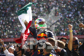 2021-11-07 - PEREZ Sergio (mex), Red Bull Racing Honda RB16B, portrait celebrating in front of his fans during the Formula 1 Gran Premio De La Ciudad De Mexico 2021, Mexico City Grand Prix, 18th round of the 2021 FIA Formula One World Championship from November 5 to 7, 2021 on the Autodromo Hermanos Rodriguez, in Mexico City, Mexico - FORMULA 1 GRAN PREMIO DE LA CIUDAD DE MEXICO 2021, MEXICO CITY GRAND PRIX, 18TH ROUND OF THE 2021 FIA FORMULA ONE WORLD CHAMPIONSHIP - FORMULA 1 - MOTORS