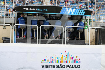 2021-11-11 - Williams Racing, ambiance pitwall during the Formula 1 Heineken Grande Premio De Sao Paulo 2021, Sao Paulo Grand Prix, 19th round of the 2021 FIA Formula One World Championship from November 12 to 14, 2021 on the Interlagos Circuit, in Sao Paulo, Brazil - FORMULA 1 HEINEKEN GRANDE PREMIO DE SAO PAULO 2021, SAO PAULO GRAND PRIX, 19TH ROUND OF THE 2021 FIA FORMULA ONE WORLD CHAMPIONSHIP - FORMULA 1 - MOTORS